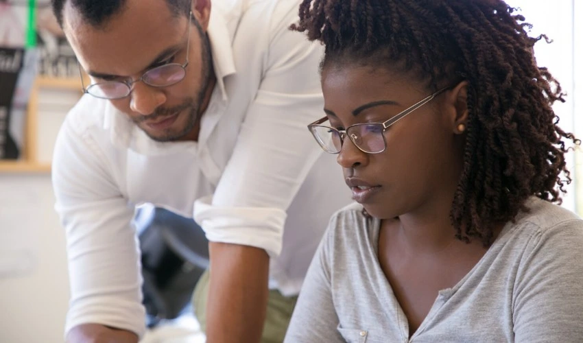 Training and development practitioner supporting workplace learning